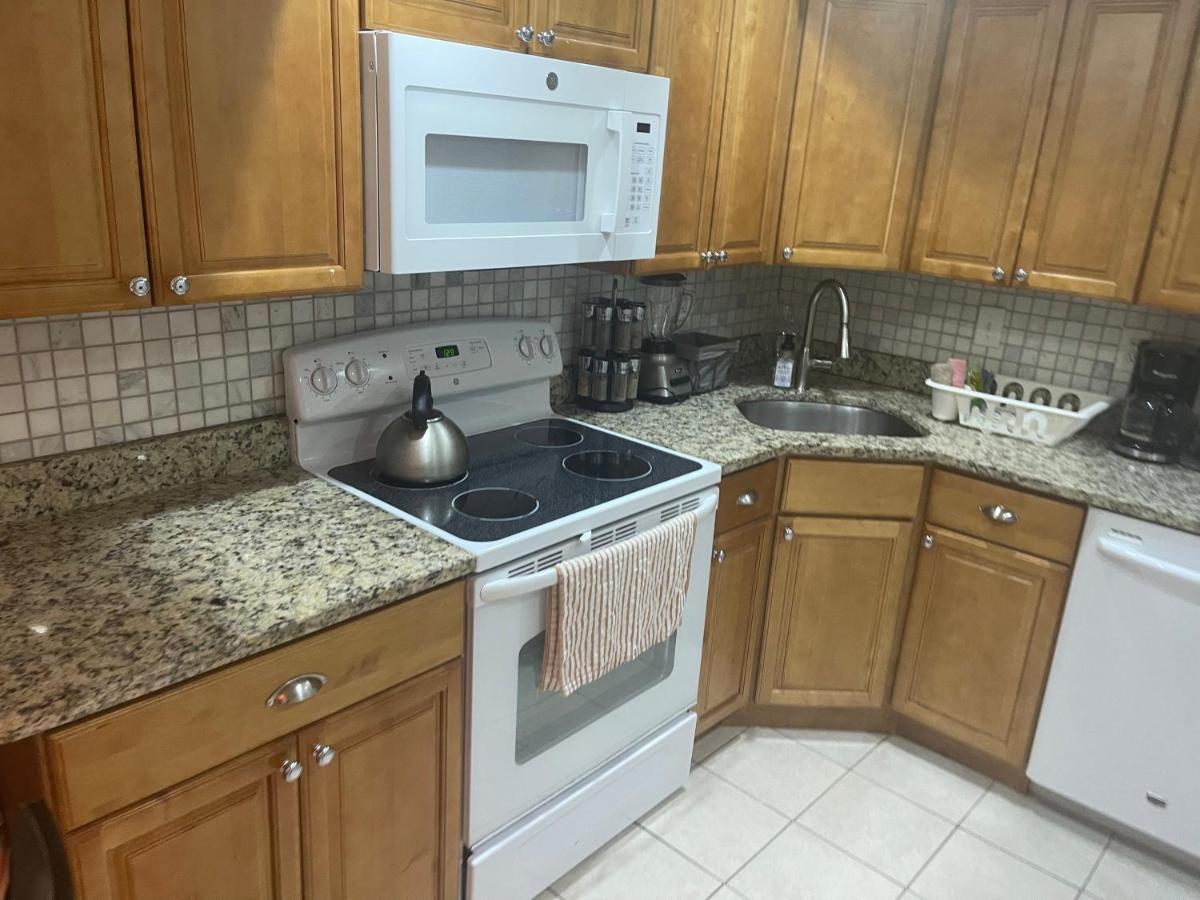 Comfy Basement Home 2 Bdrm1Den 3Queen Beds Вашингтон Екстериор снимка